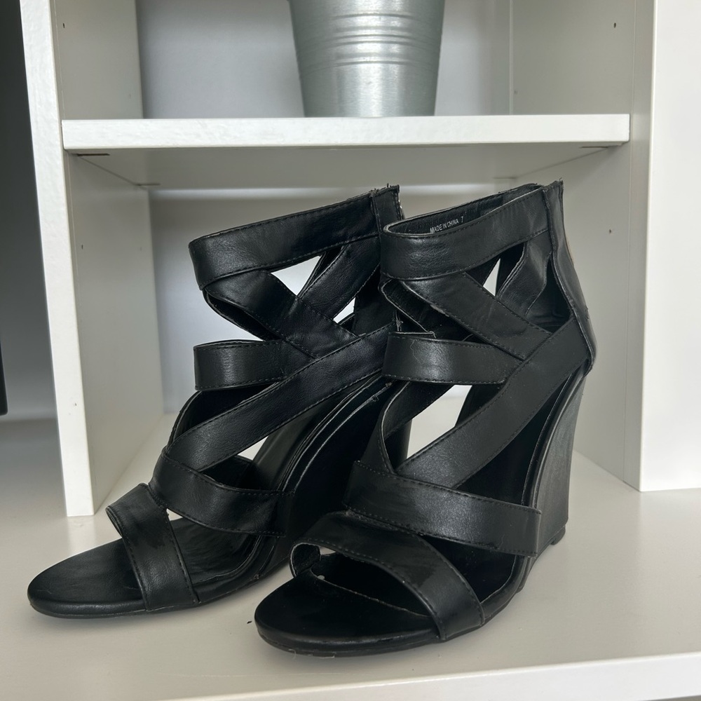 le chateau Black Strappy Wedge Sandals